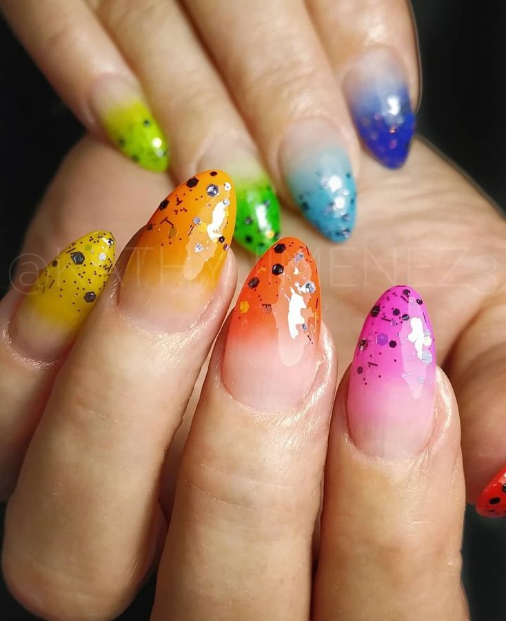 Uñas de gel con nail art de colores degradados