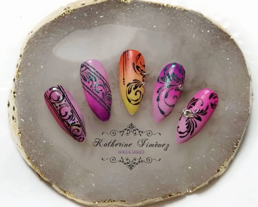 Diseño de nail art detallado hecho a mano en el salón de Xirivella
