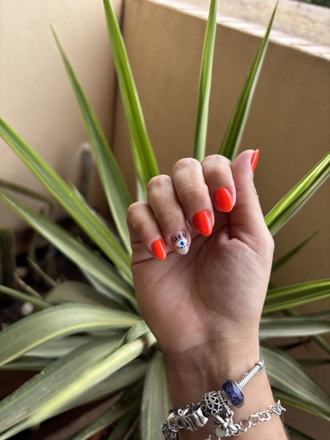 Manicura semipermanente en color naranja con dibujo
