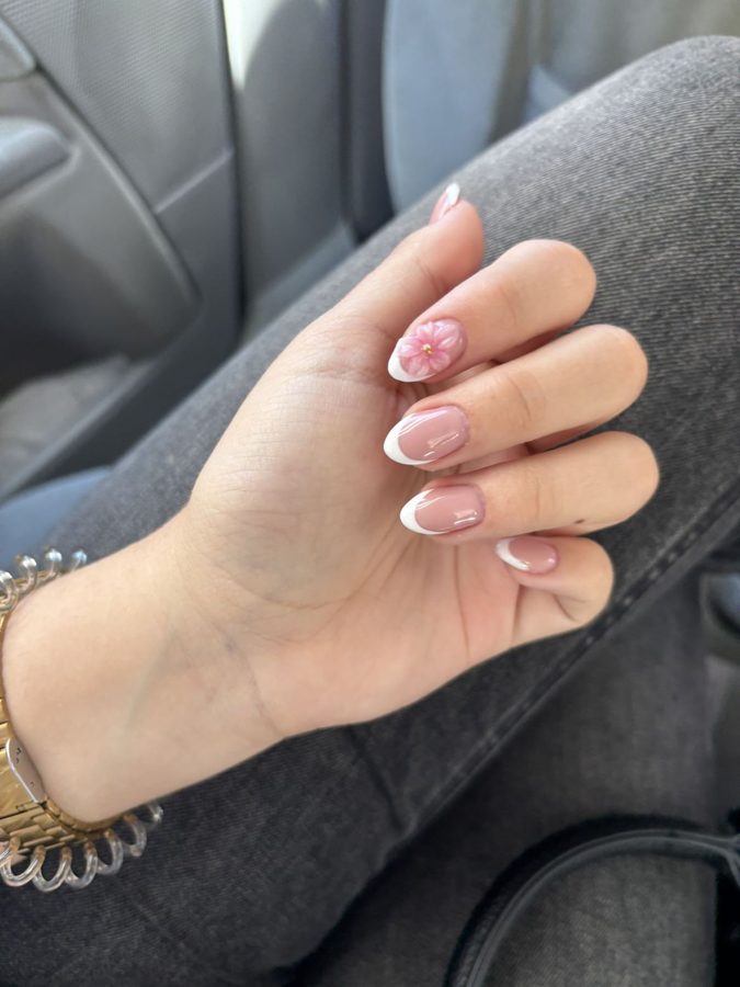 Manicura semipermanente en tono nude con detalle